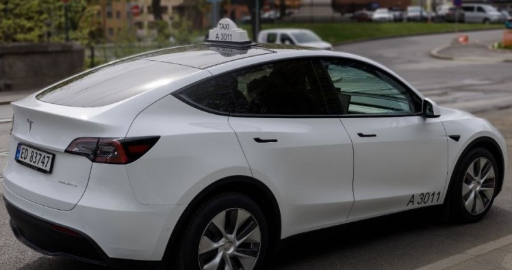 Le chauffeur de taxi témoigne après l’accident mortel en Tesla