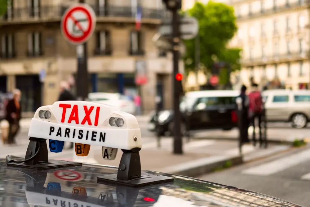 Uber vs taxis : la guerre relancée à Paris